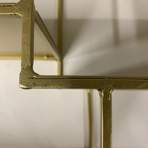 Wandregal im typischen Used- und Vintagelook