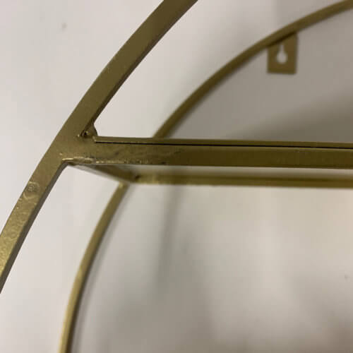 Wandregal im typischen Used- und Vintagelook