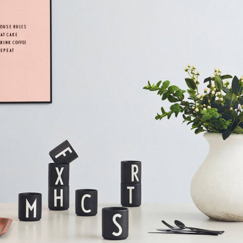 Design Letters – Porzellan-Becher – Schwarz