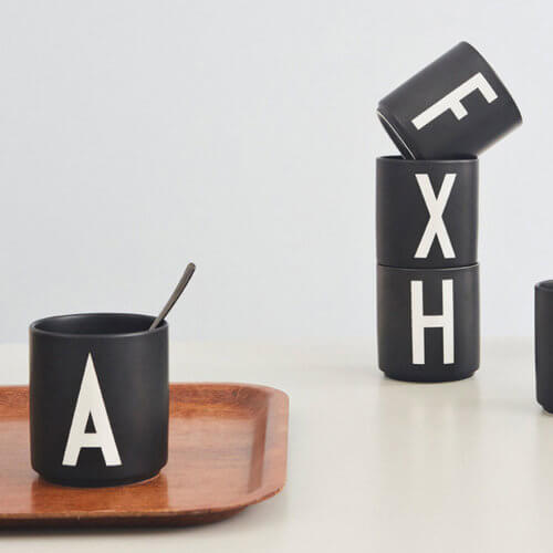 Design Letters – Porzellan-Becher – Schwarz