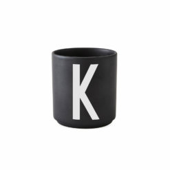 Design Letters – Porzellan-Becher K – Schwarz