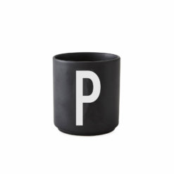 Design Letters – Porzellan-Becher P – Schwarz