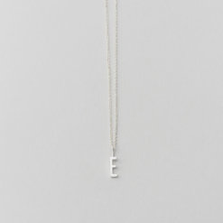 Design Letters Buchstabe E (10 mm) Silber – mit oder ohne Kette