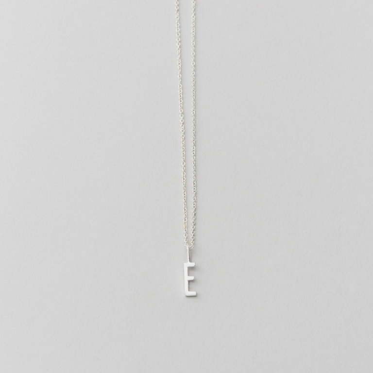 Design Letters Buchstabe E (10 mm) Silber – mit oder ohne Kette