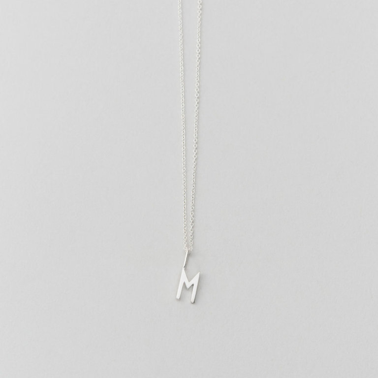 Design Letters Buchstabe M (10 mm) Silber – mit oder ohne Kette