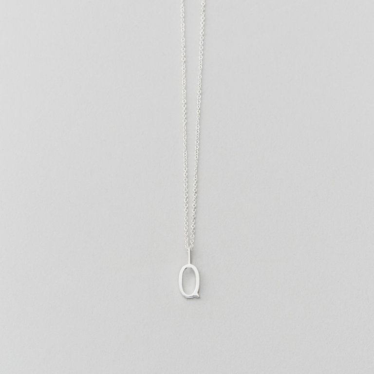 Design Letters Buchstabe Q (10 mm) Silber – mit oder ohne Kette