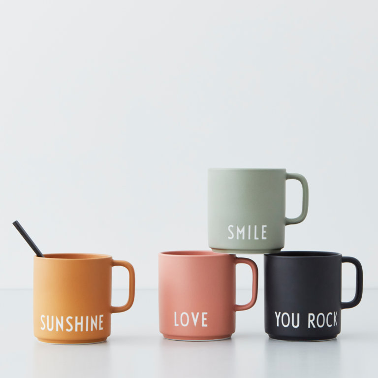 Design Letters Becher mit Griff