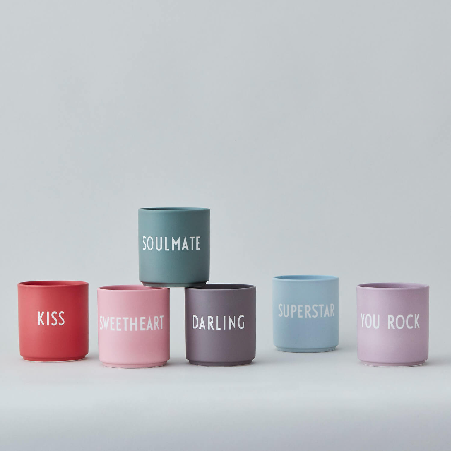 Die Becher von Design Letters kommen im minimalistischen Copenhagen-Stil. 