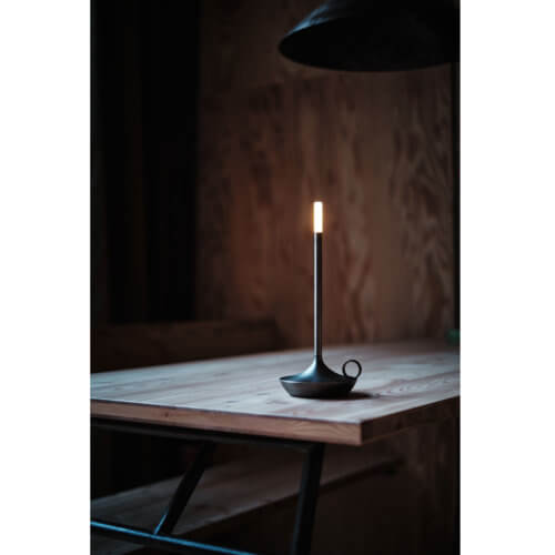 Graypants LED-Lampe Wick Graphit auf Tisch