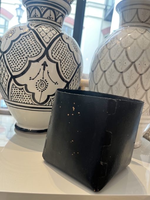 OOhh Blumentopf Square Schwarz M B-Ware verfügt über mehrere, teils unterschiedliche Mängel wie Kratzer / Schrammen / Abplatzungen oder / und unterschiedlichen Farbverläufe.
