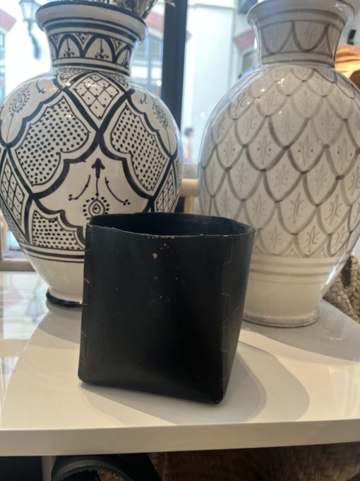 OOhh Blumentopf Square Schwarz M B-Ware verfügt über mehrere, teils unterschiedliche Mängel wie Kratzer / Schrammen / Abplatzungen oder / und unterschiedlichen Farbverläufe.