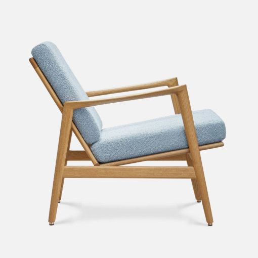 366 Stefan Lounge Chair Bouclé Blue Oak 02 seitlich