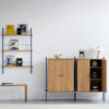 Moebe Shelving System 115.2.E ca. H 115 x B 163 x T 35 cm Mood Eiche geölt mit blauen Stangen