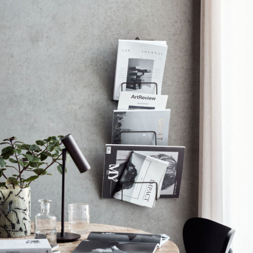House Doctor Magazinhalter Metall ca. H 81 cm mit Büchern und Zeitschriften