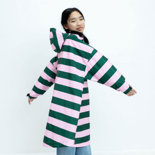 VIVI MARI Kids Raincoat Bold Stripes Green/Rose 10-12 Jahre seitlich Detail