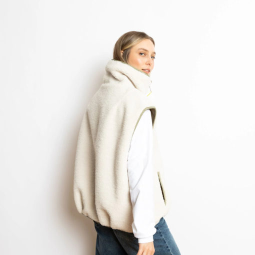 VIVI MARI Reversible Bomber Vest Pale Olive/Sand seitlich mit Teddy außen