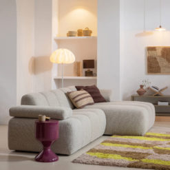Vtwonen Stehlampe Dalia Weiß ca. 150 cm hinter Sofa, angeschaltet
