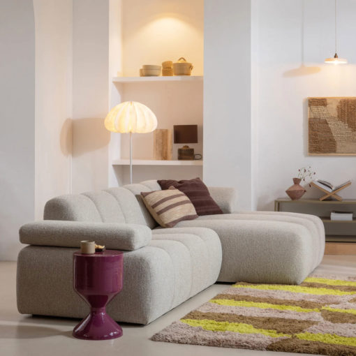 Vtwonen Stehlampe Dalia Weiß ca. 150 cm hinter Sofa, angeschaltet