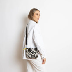 VIVI MARI Padded Tote Bag MINI Leo Splashes Black/Sand getragen