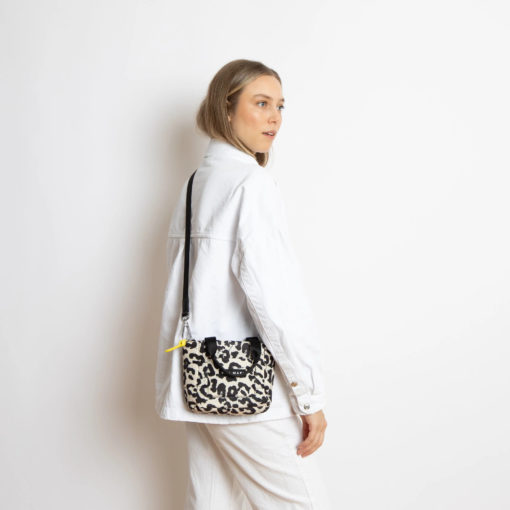 VIVI MARI Padded Tote Bag MINI Leo Splashes Black/Sand getragen