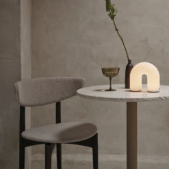 ferm Lampe Vuelta Weiß ohne Kabel auf Tisch