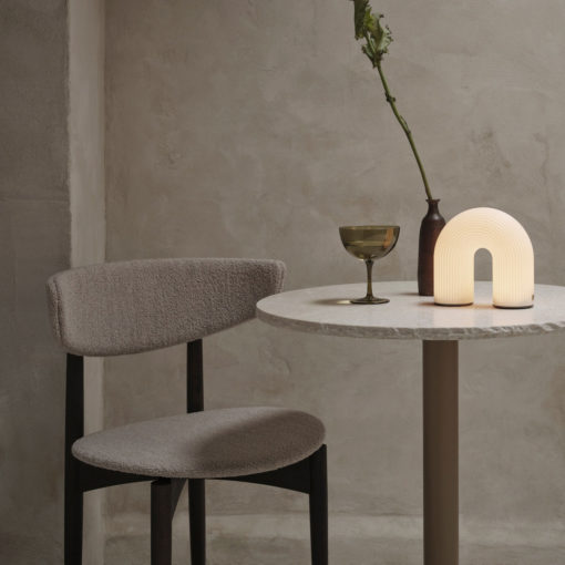 ferm Lampe Vuelta Weiß ohne Kabel auf Tisch