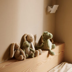 LIEWOOD Rabbit-Teddy Berto im Kinderzimmer