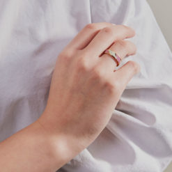 Design Letters Ring Candy DPWhite Lila 18k vergoldet am Finger