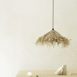 TineK Lampenschirm Palmenblätter Hangstraw über Tisch