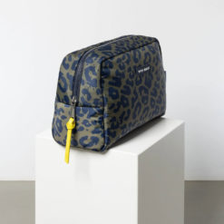 VIVI MARI Padded Toiletry Bag Leo Splashes Navy/Olive L seitlich