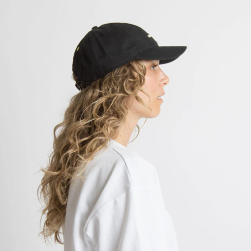VIVI MARI Cap Solid Black Sand seitlich