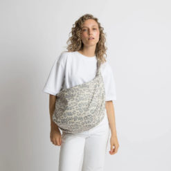 VIVI MARI Padded Hip Bag Oversized Leo Splashes Grey/Sand Model frontal