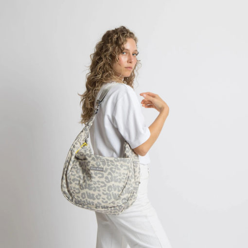 VIVI MARI Padded Hip Bag Oversized Leo Splashes Grey/Sand Model seitlich