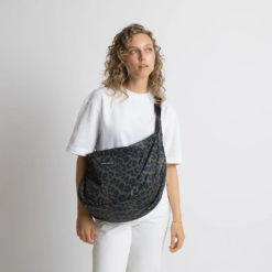 VIVI MARI Padded Hip Bag Oversized Leo Splashes Navy/Olive Model seitlich