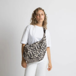 VIVI MARI Padded Hip Bag Oversized Leo Splashes Black/Sand Model seitlich