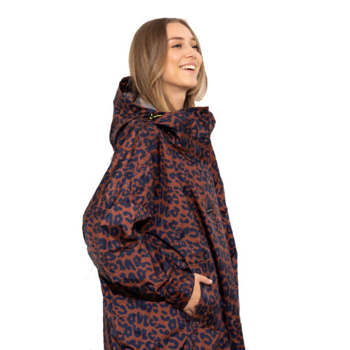 VIVI MARI Raincoat Leo Splashes Navy/Rust Detail seitlich