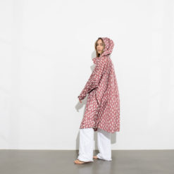 VIVI MARI Raincoat Drops Mauve White Model seitlich