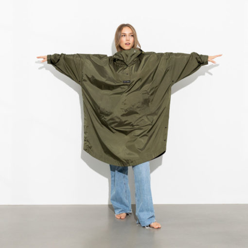 VIVI MARI Raincoat Solid Olive Arme gestreckt
