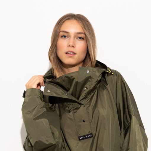 VIVI MARI Raincoat Solid Olive Model