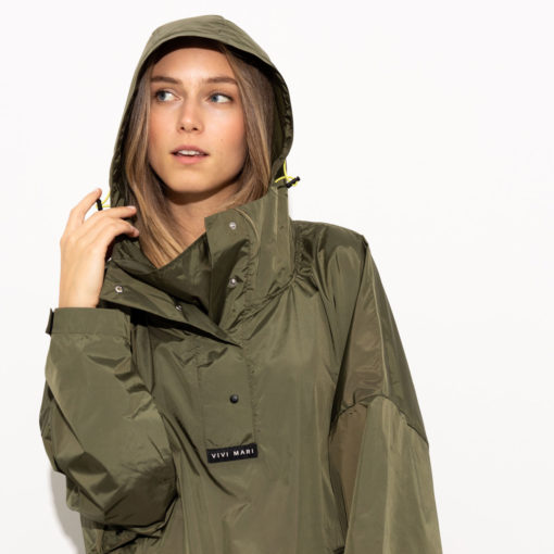 VIVI MARI Raincoat Solid Olive Detail frontal
