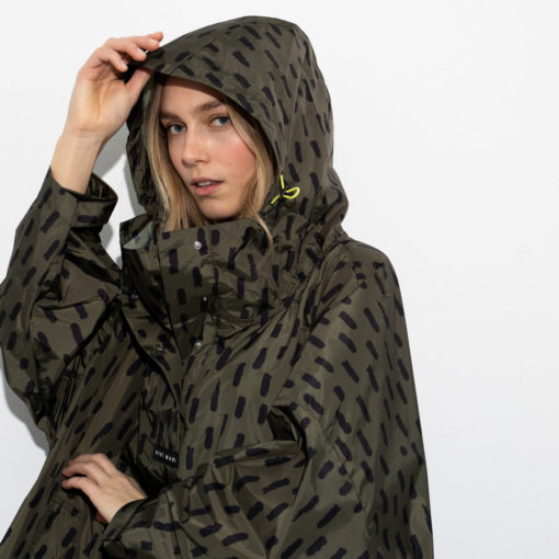 VIVI MARI Raincoat Drops Olive Black Detail Kapuze