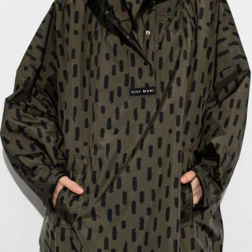 VIVI MARI Raincoat Drops Olive Black frontal Detail