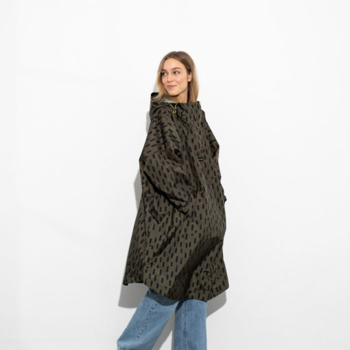 VIVI MARI Raincoat Drops Olive Black Model seitlich