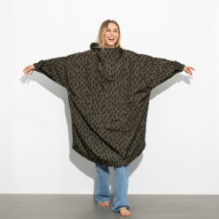 VIVI MARI Raincoat Drops Olive Black Arme ausgestreckt
