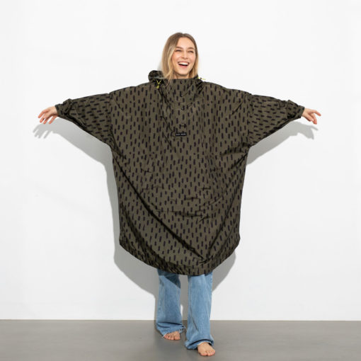 VIVI MARI Raincoat Drops Olive Black Arme ausgestreckt