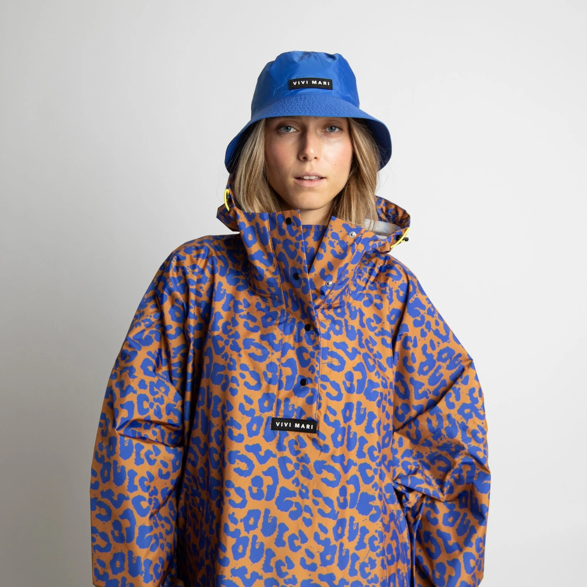 VIVI MARI Raincoat Leo Splashes Electric Blue/Caramel - Image 4