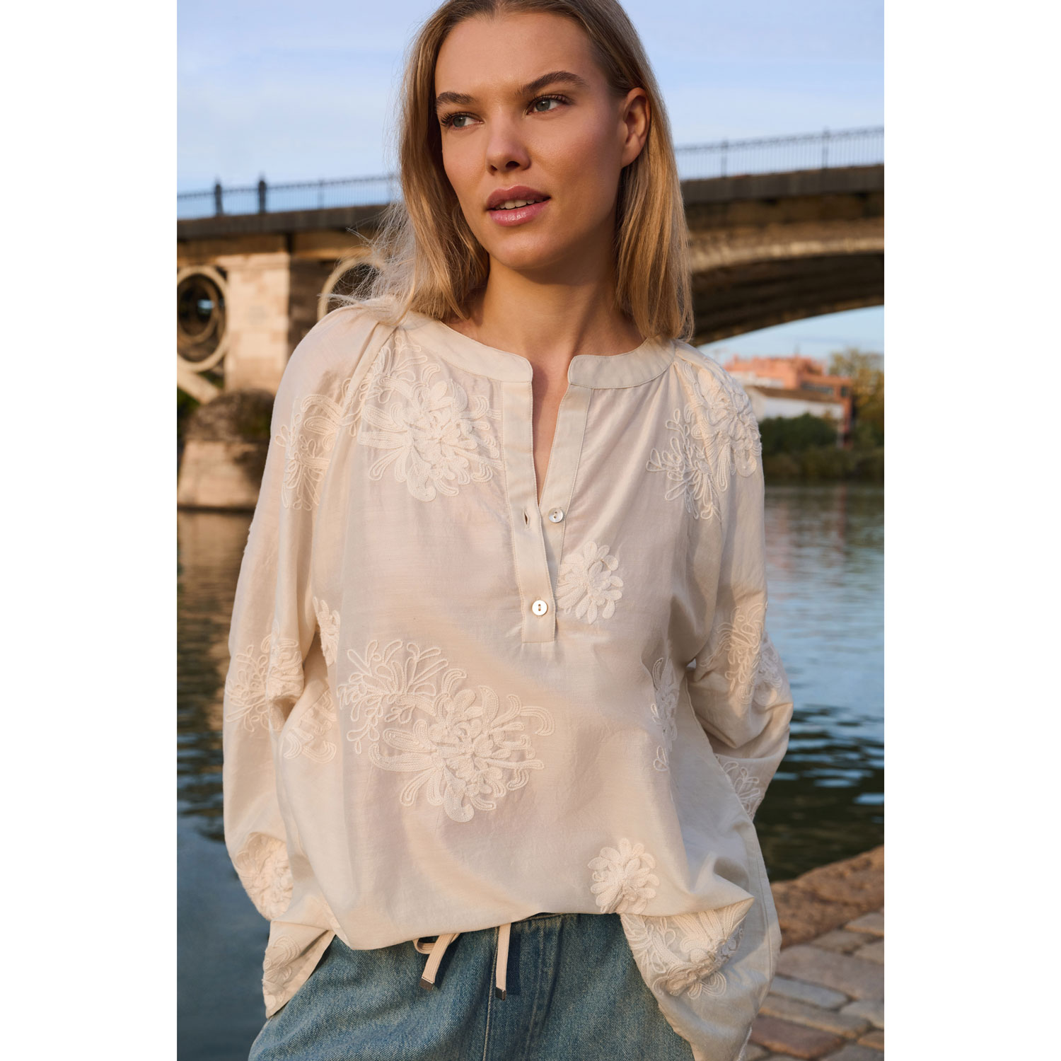 YAYA Bestickte Bluse mit lockerer Passform Beige